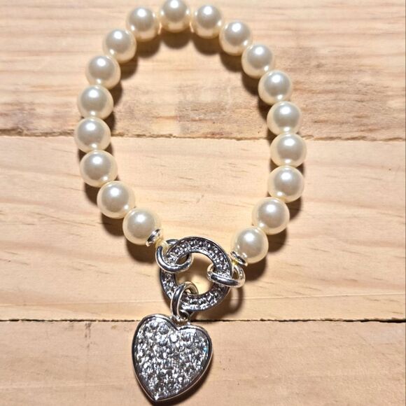 Faux Pearl Stretch Bracelet Silver Tone Crystal Heart Charm NVC Marked - Picture 1 of 5